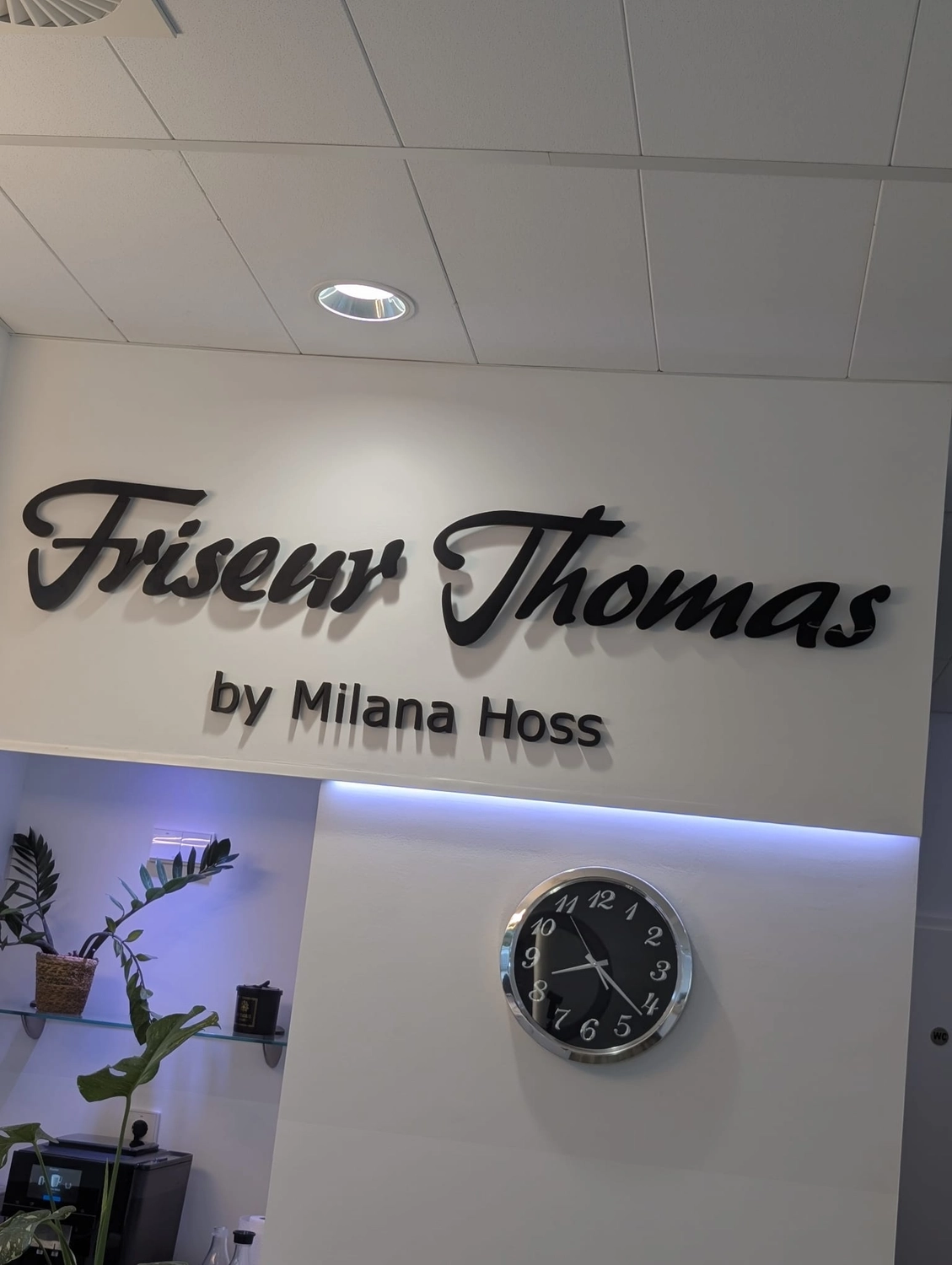 Friseur Thomas - Friseursalon - Firmenschild und Wanduhr
